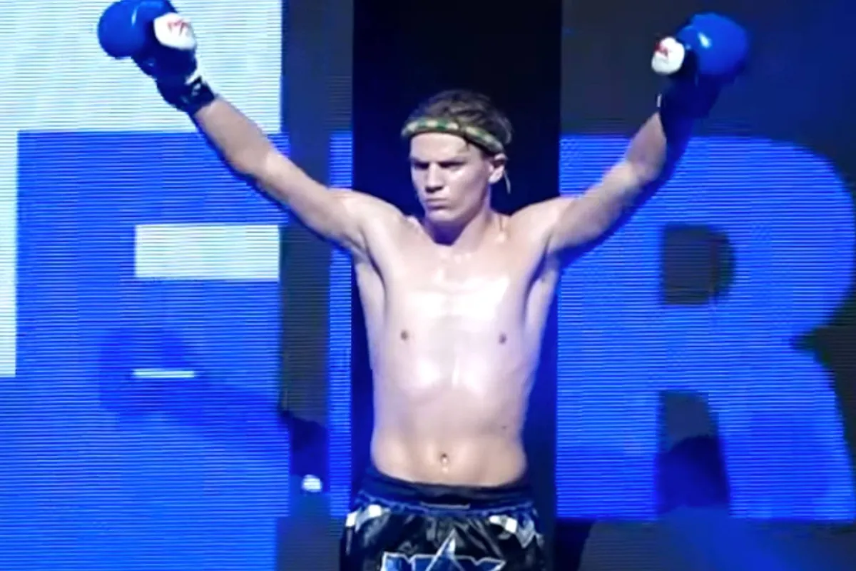 ‘Binnen 15 seconden over’ – Nederlandse kickbokser Jano (18) stopt Thaise favoriet razendsnel