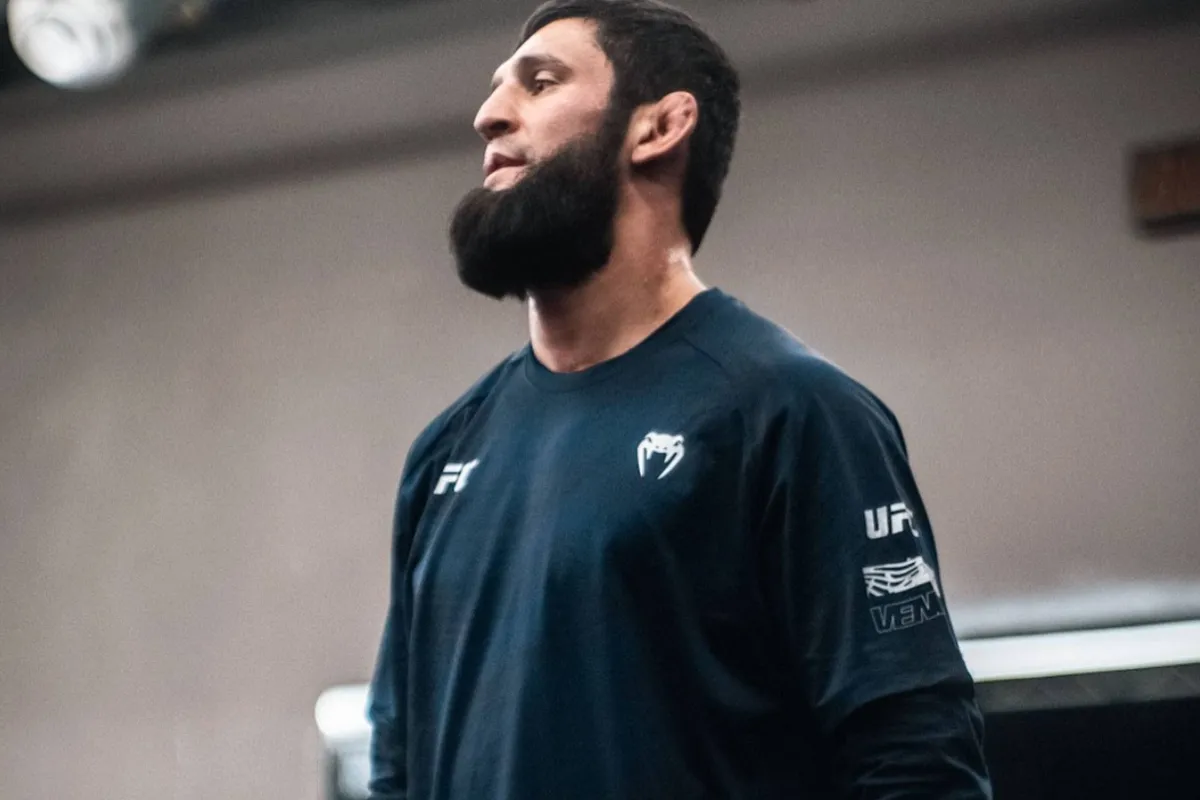 ‘Hij is te pakken’: Oud-UFC kampioen weet hoe hij ongeslagen Khamzat Chimaev kan breken