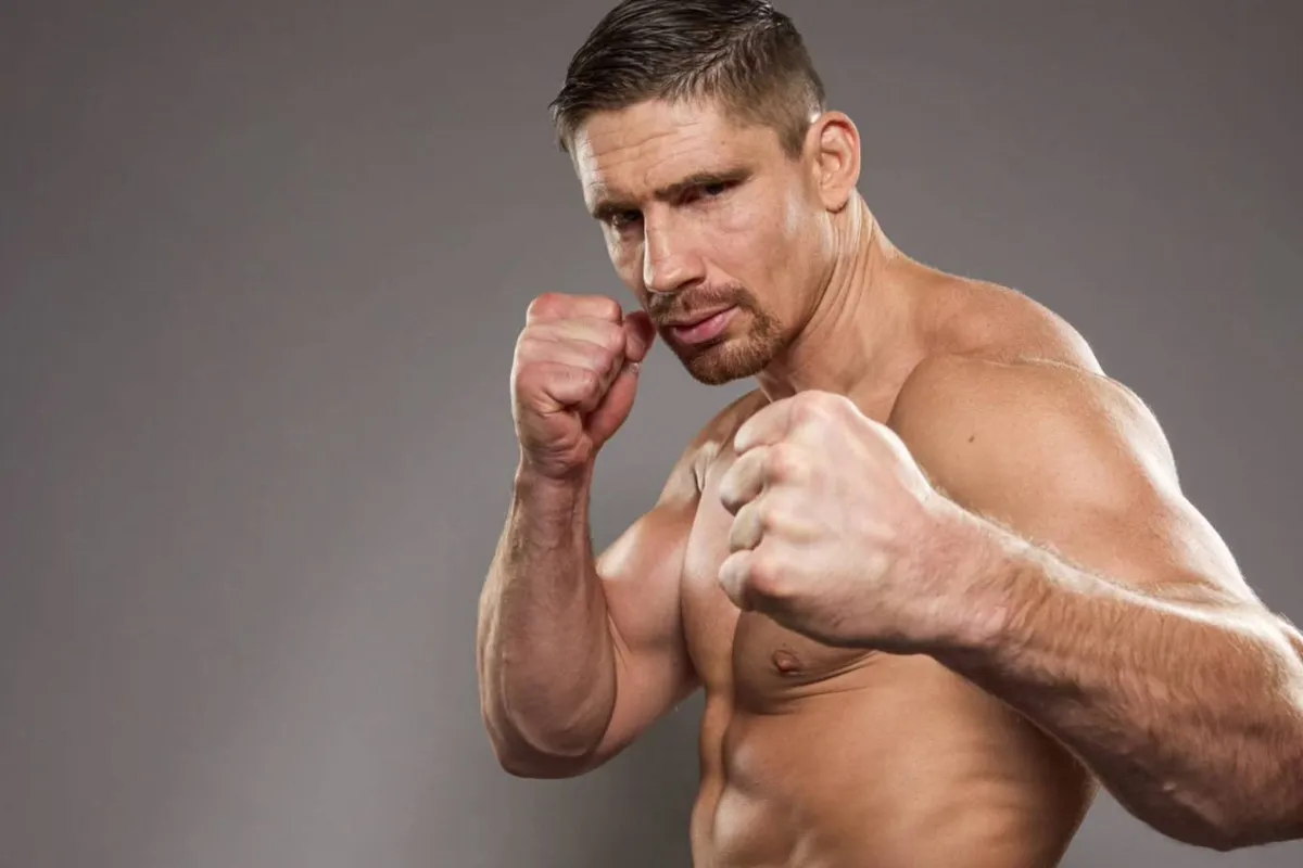 ‘Hij sloeg hem met pensioen’ – MMA-debuut Rico Verhoeven beëindigt carrière rivaal