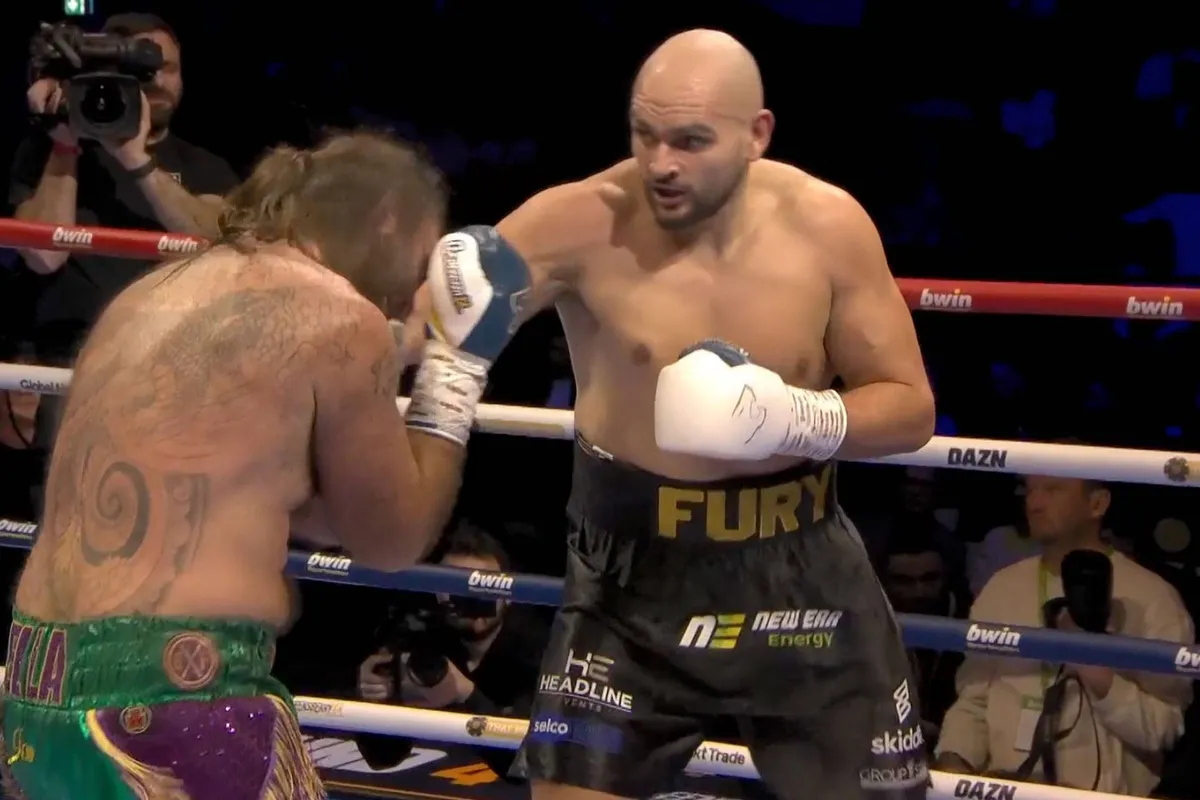 Boegeroep voor broer Tyson Fury – wint bokswedstrijd maar verliest het publiek