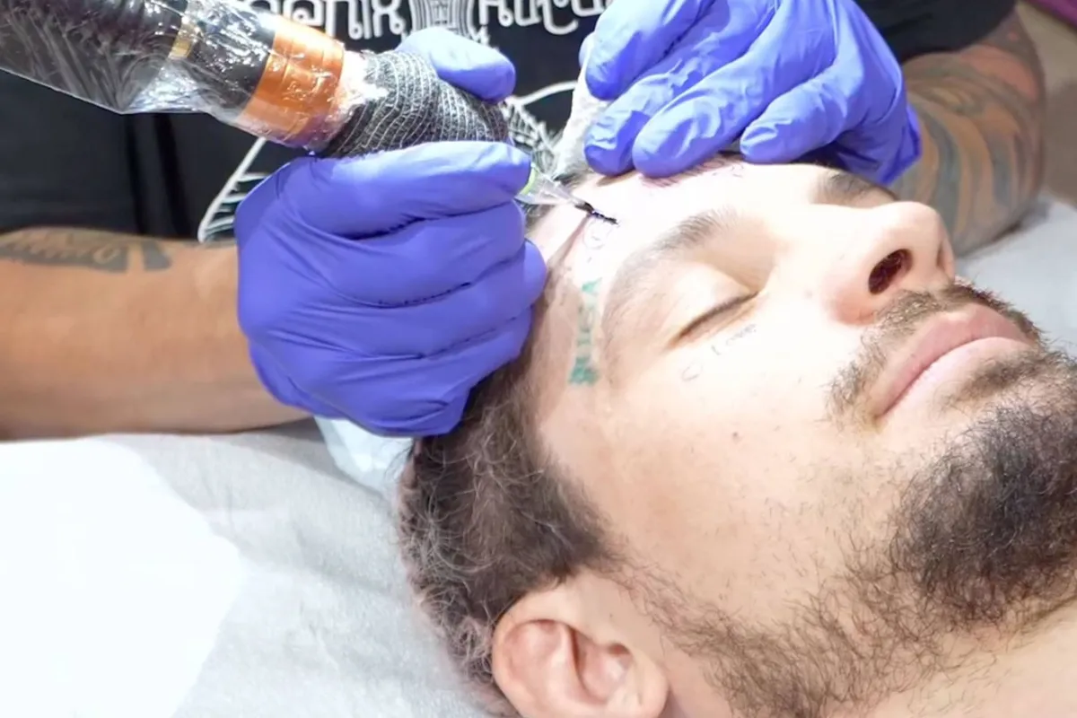 Alles voor het geld: UFC-ster O’Malley zet extreme voorhoofd-tattoo – zou jij?