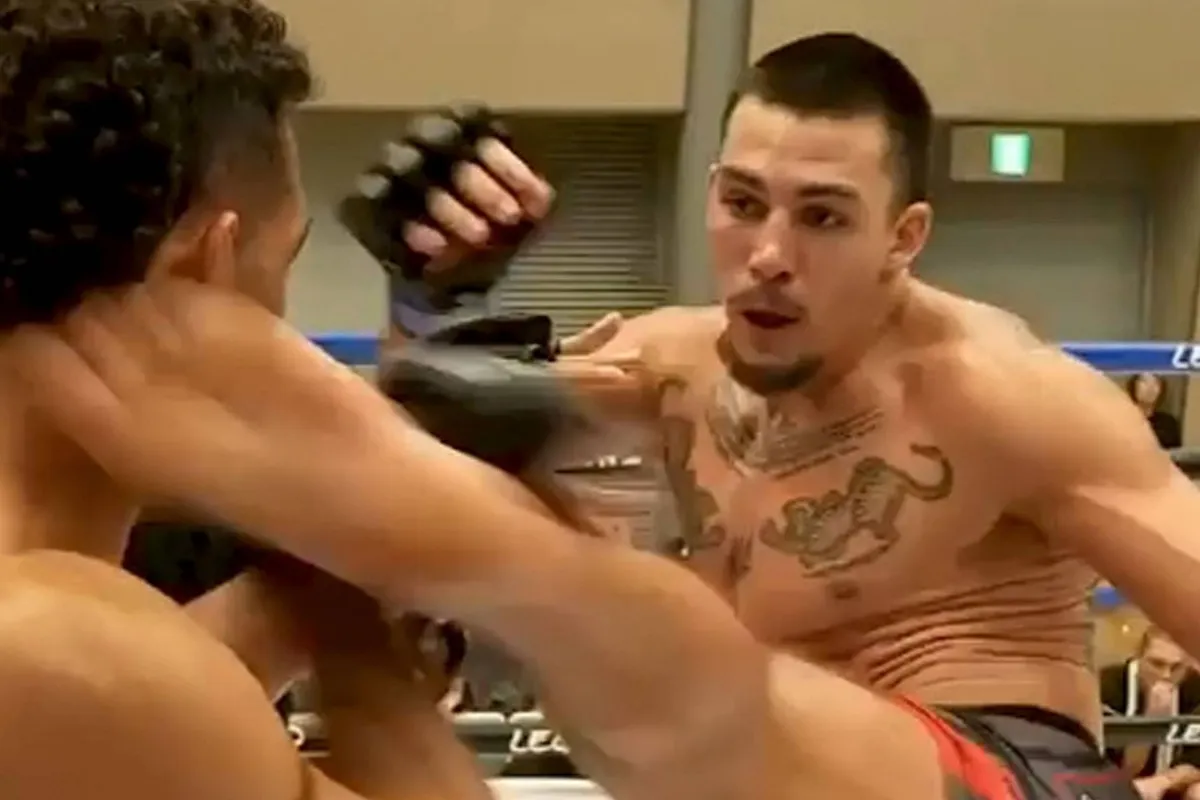 ‘Elke trap moet raak zijn’ – topvechter Thian de Vries laat magische voet-tattoo zetten