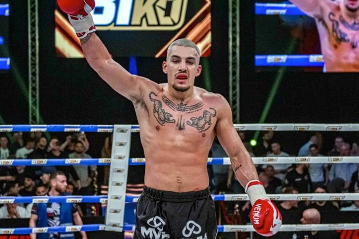 ‘Dit zie je zelden’ – Kickbokssensatie Thian de Vries wint Comeback van het jaar (video)