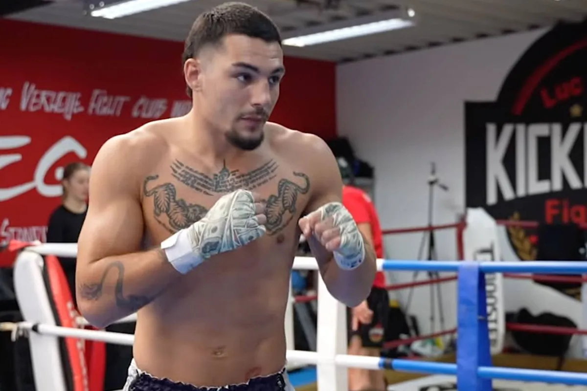 ‘Elke partij is oorlog’ - Kickbokser Thian de Vries toont rauwe realiteit van de ring