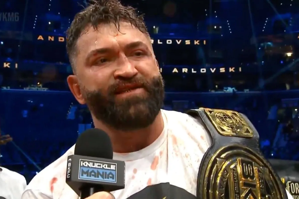 ‘Na drie keer kanker weer wereldkampioen’, noemt Conor McGregor Arlovski een held