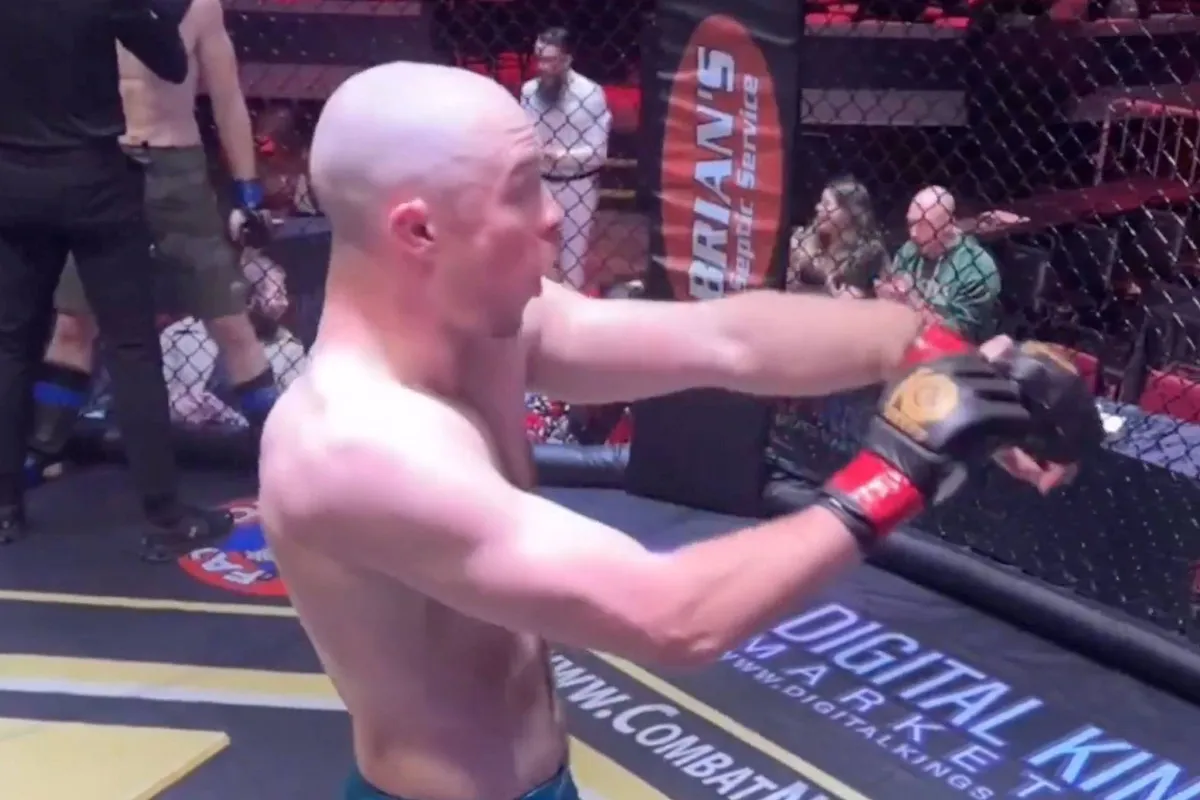 Bizarre beelden: MMA-vechter breekt arm, heeft niets door en wint (video)