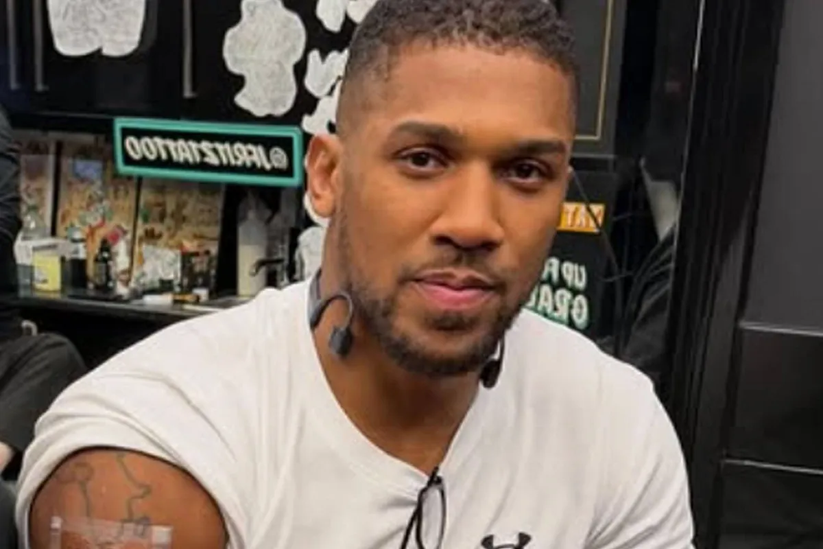 Anthony Joshua eert overleden vrienden met bijzondere tattoo: ‘Voor altijd op mijn huid’