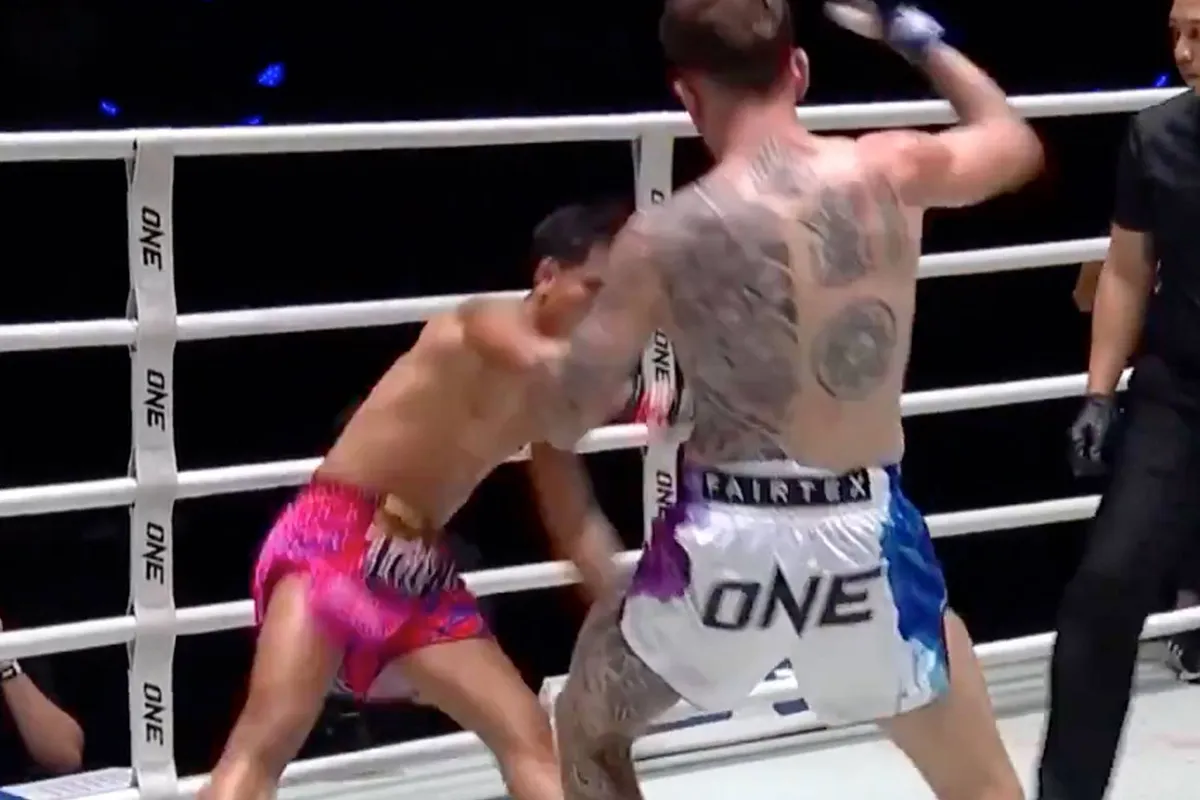 “Dit was timing” – knock-out 1 seconde voor de bel | video