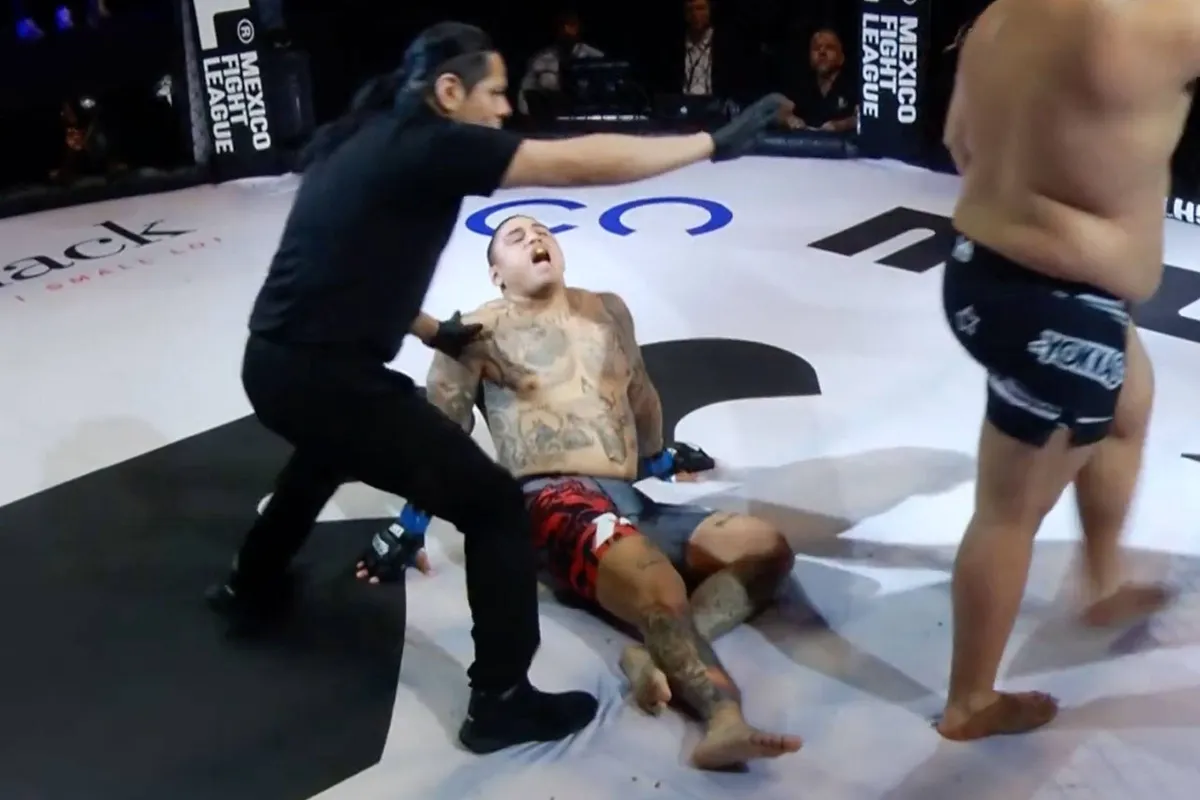 Scheidsrechter stopt gevecht na 57 seconden: gruwelijke blessure schokt publiek (video)