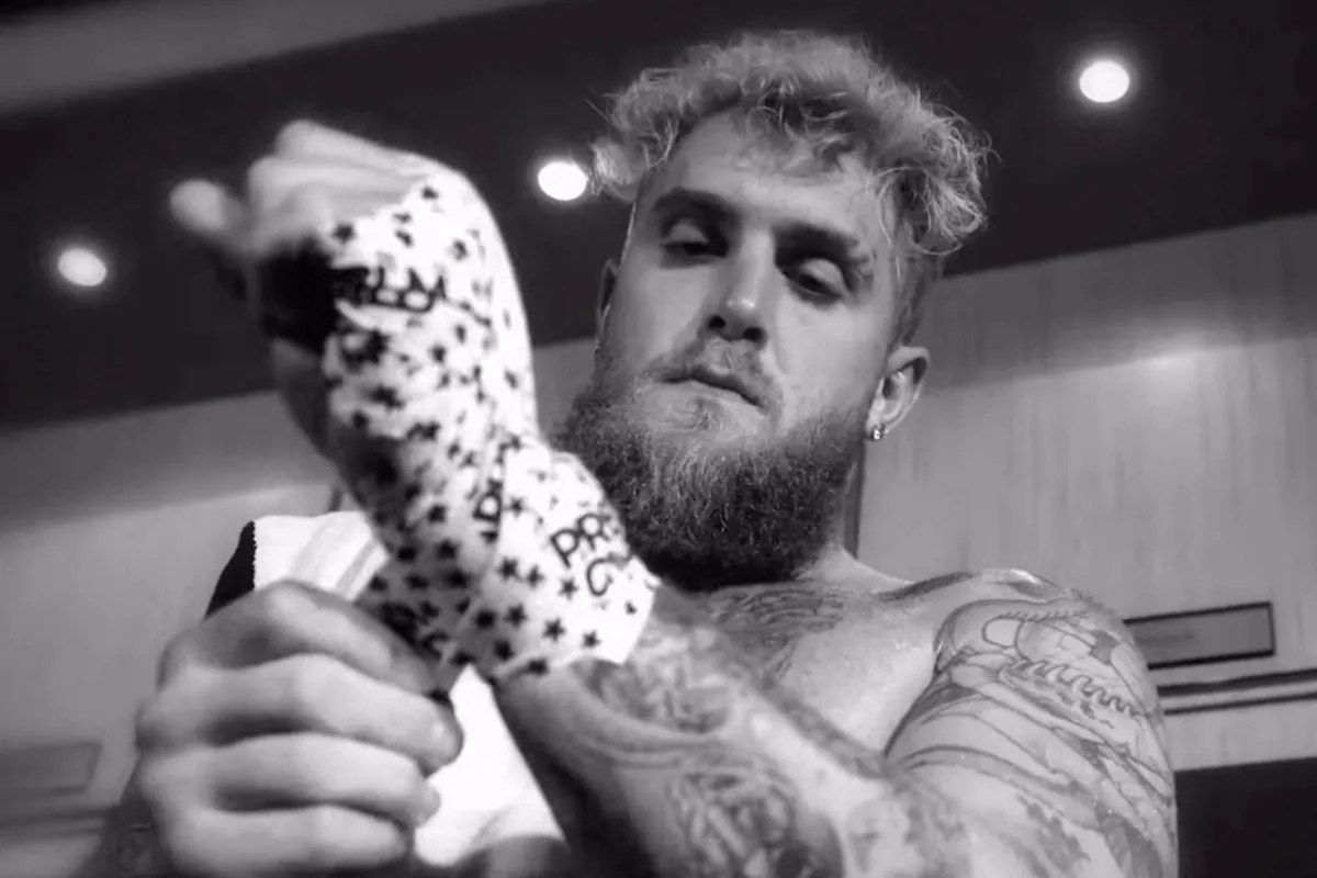 ‘Hoe is dit mogelijk?’ – Jake Paul landt loepzuivere rechter op kin wereldkampioen boksen