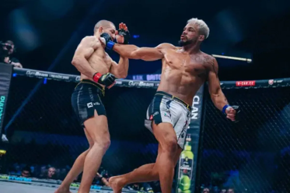 “Vol op de kaak” – Kooivechter Brito beslist wereldtitel met brute spinning backfist