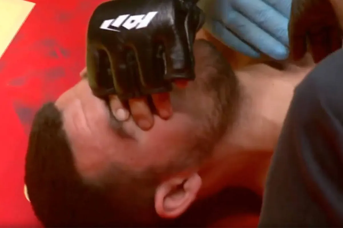 ‘Pijnlijke les’ – MMA-vechter schakelt zichzelf uit na gewonnen gevecht (video)