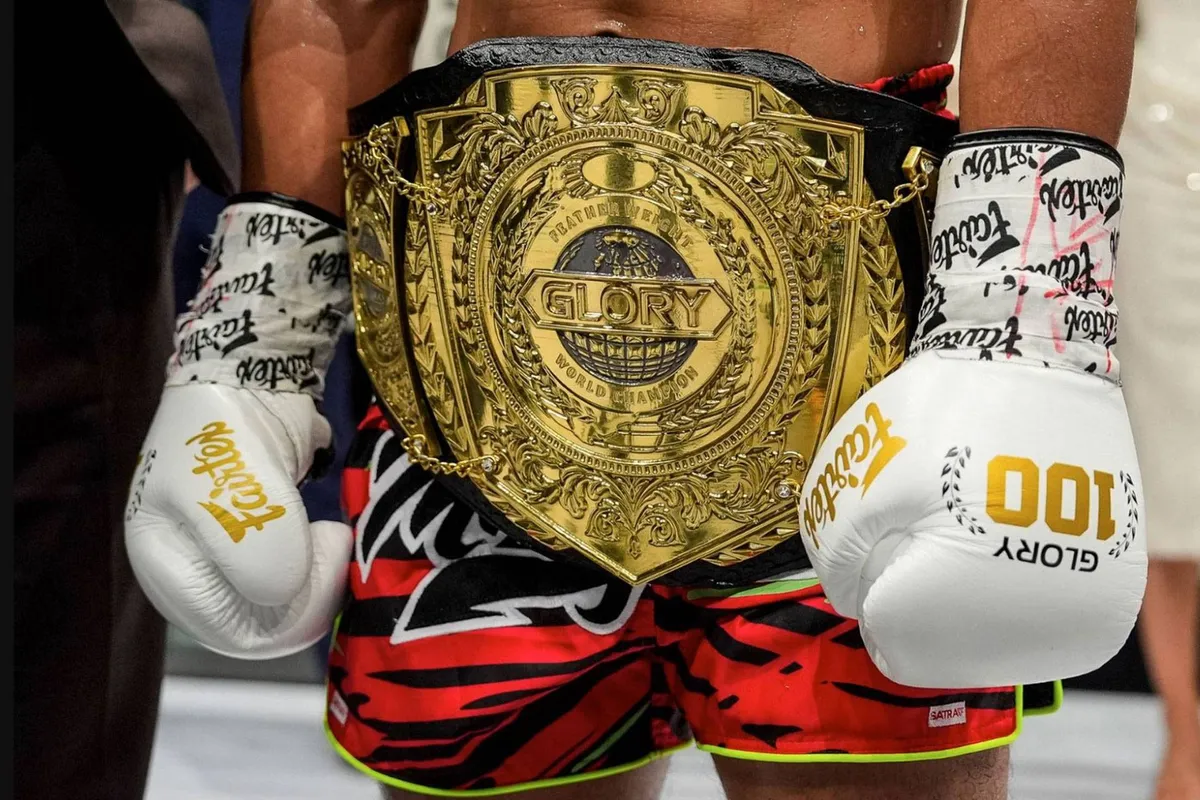 ‘Geen trappen, alleen vuisten’ – Glory-kampioen maakt onverwacht boksdebuut