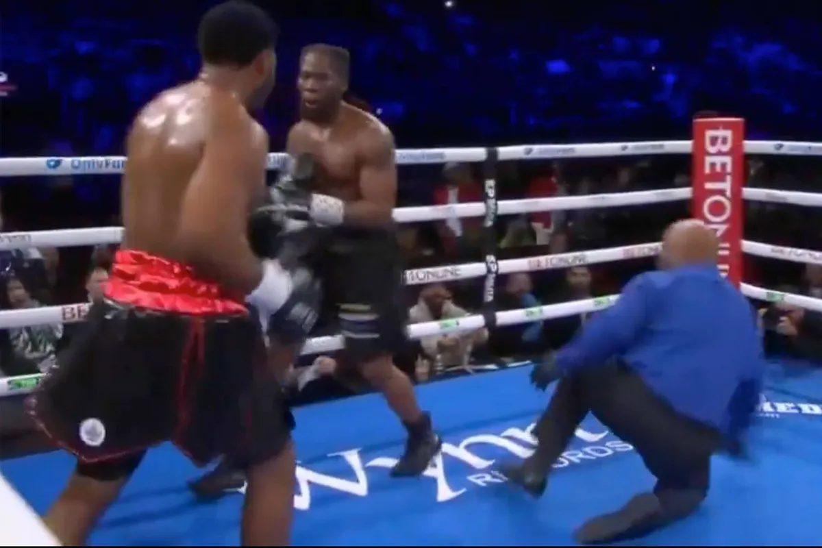 VIDEO: Bokser slaat rivaal én scheidsrechter tegen de grond - ‘Iedereen stond in de weg’