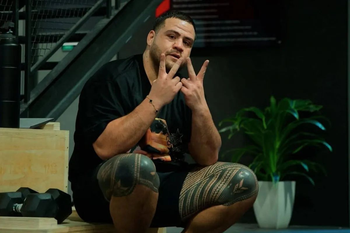 De kracht van doorzetten: Zwaargewicht Tuivasa’s strijd in de UFC