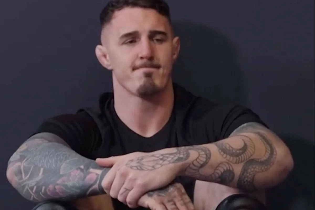 “Dit ziet er heftig uit” – UFC-kampioen Aspinall deelt schokkende foto na operatie