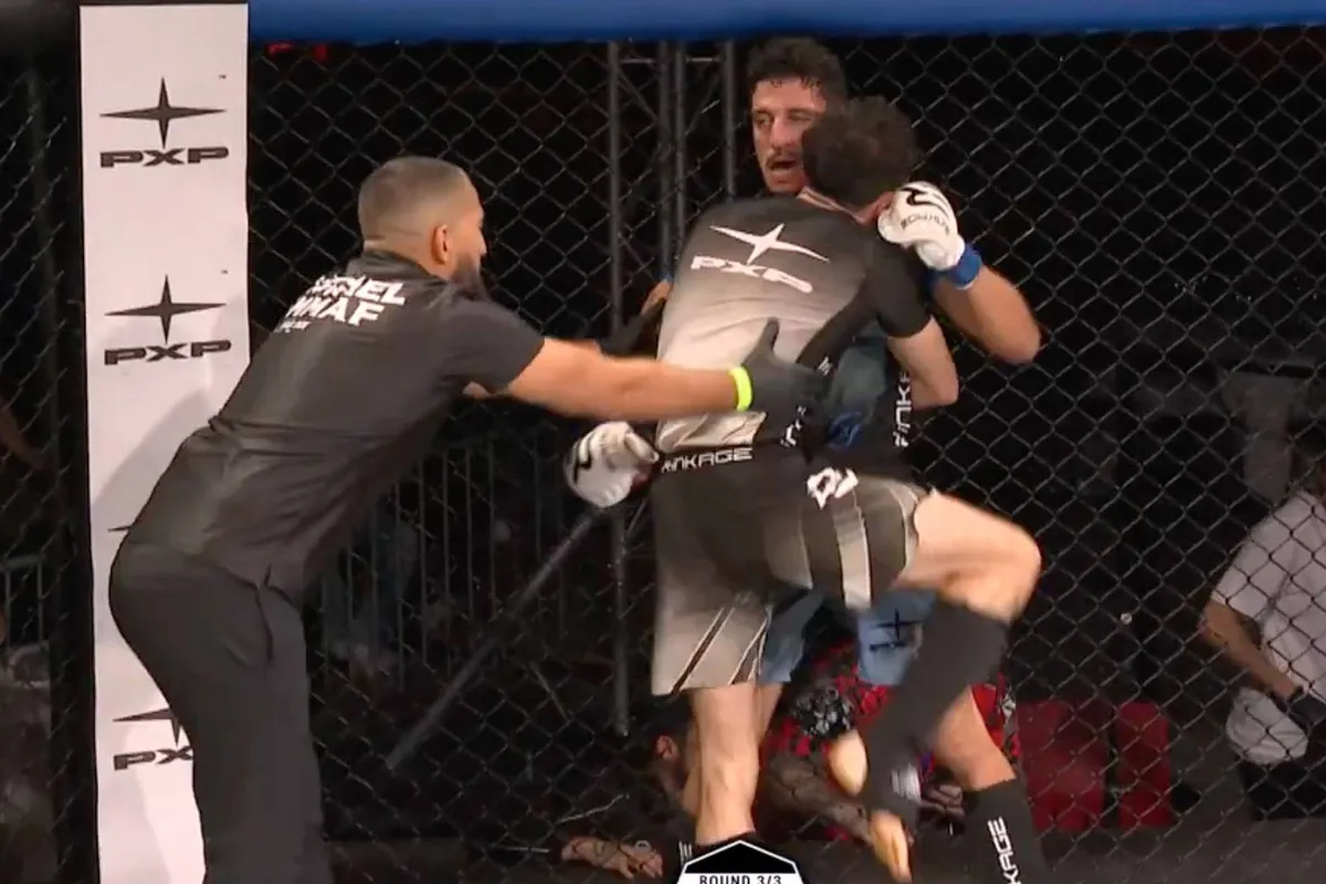 Schrikmoment bij MMA-gevecht: vechter draait arm tegenstander bijna eraf (video)