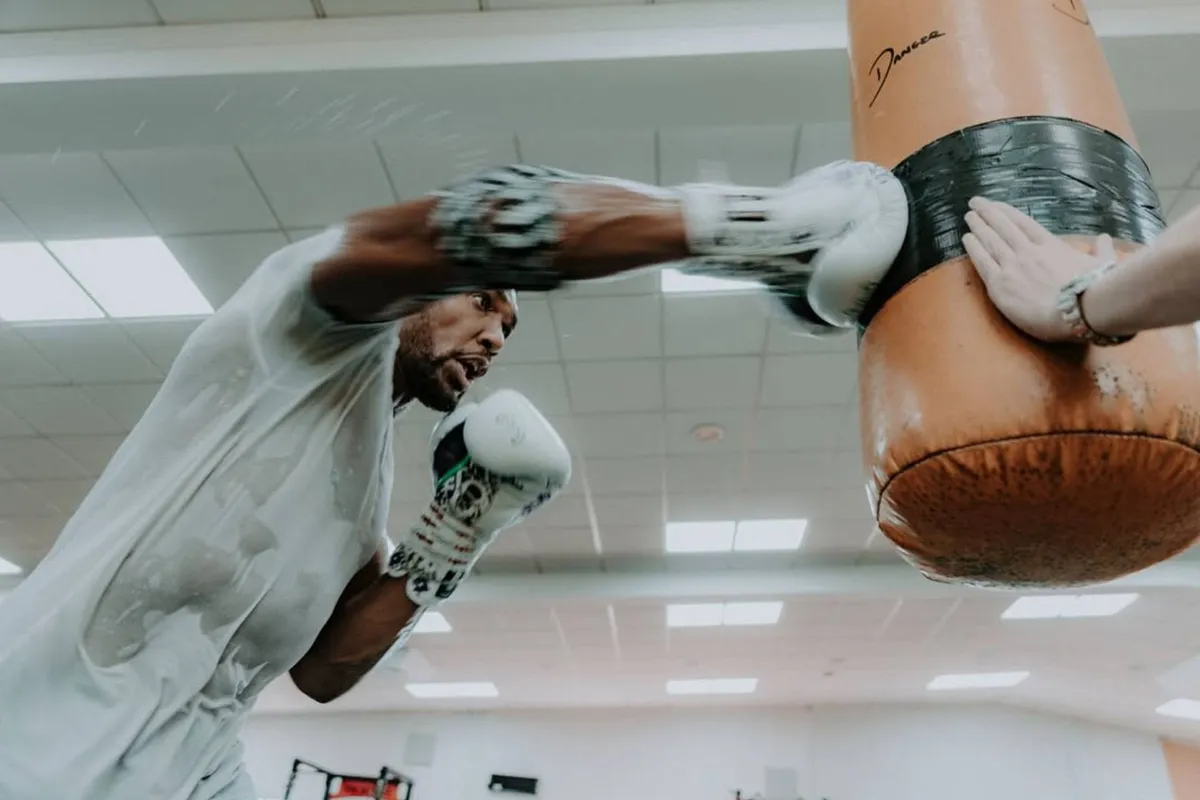Boksicoon Anthony Joshua hervat training na zwaar ongeluk en keert terug naar oude gym