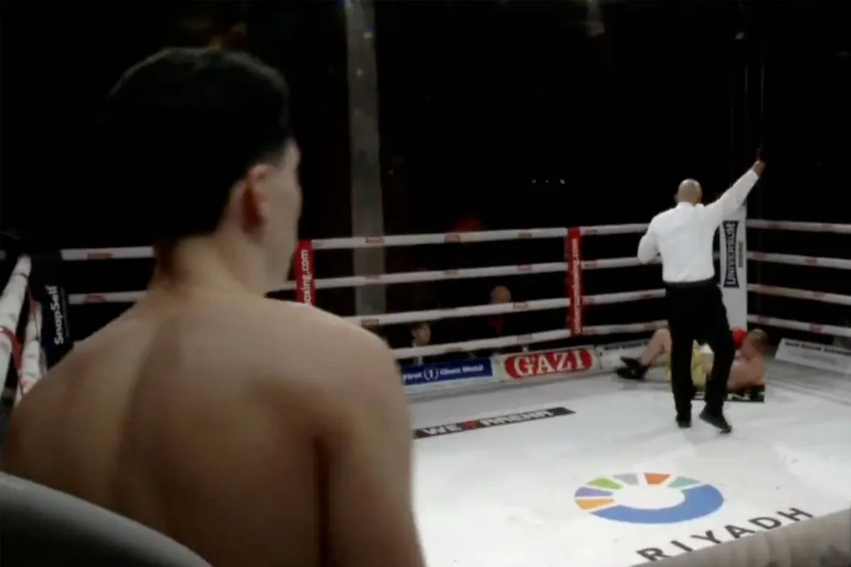 “Snelle knock-out” – 15-jarige bokser verslaat 46-jarige tegenstander (video)