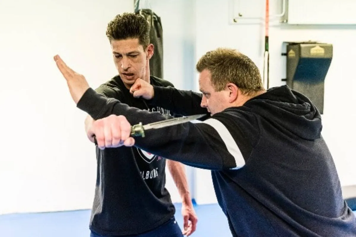 “Agressie stopt niet vanzelf”: Nieuwe Krav Maga-training maakt werkvloer veiliger