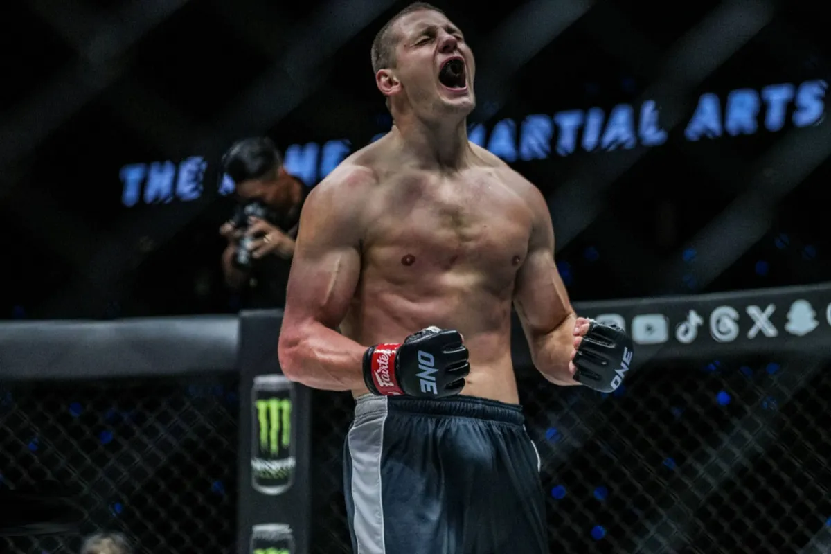 Ex-Glory en ONE-kickbokser Menshikov slaat rivaal knock-out na rechtszaak (video)