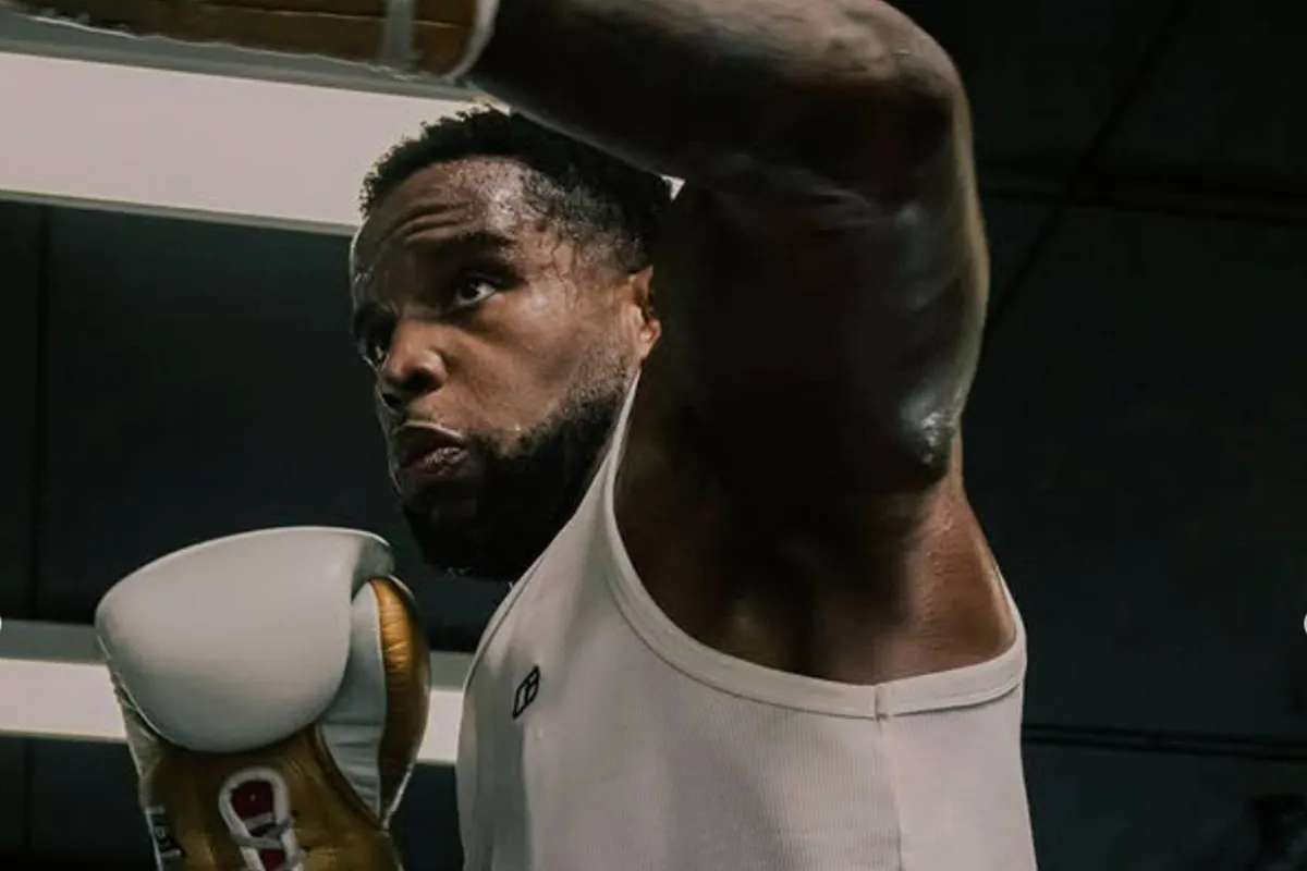 VIDEO: Glory-kampioen Abena traint met opvallende partner richting MMA-debuut