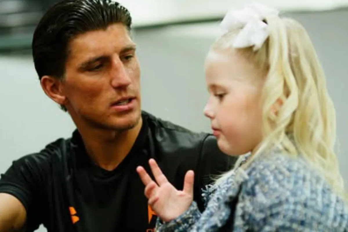 Nederlandse bokssensatie Gradus Kraus leert dochter cruciaal boksgeheim (video)