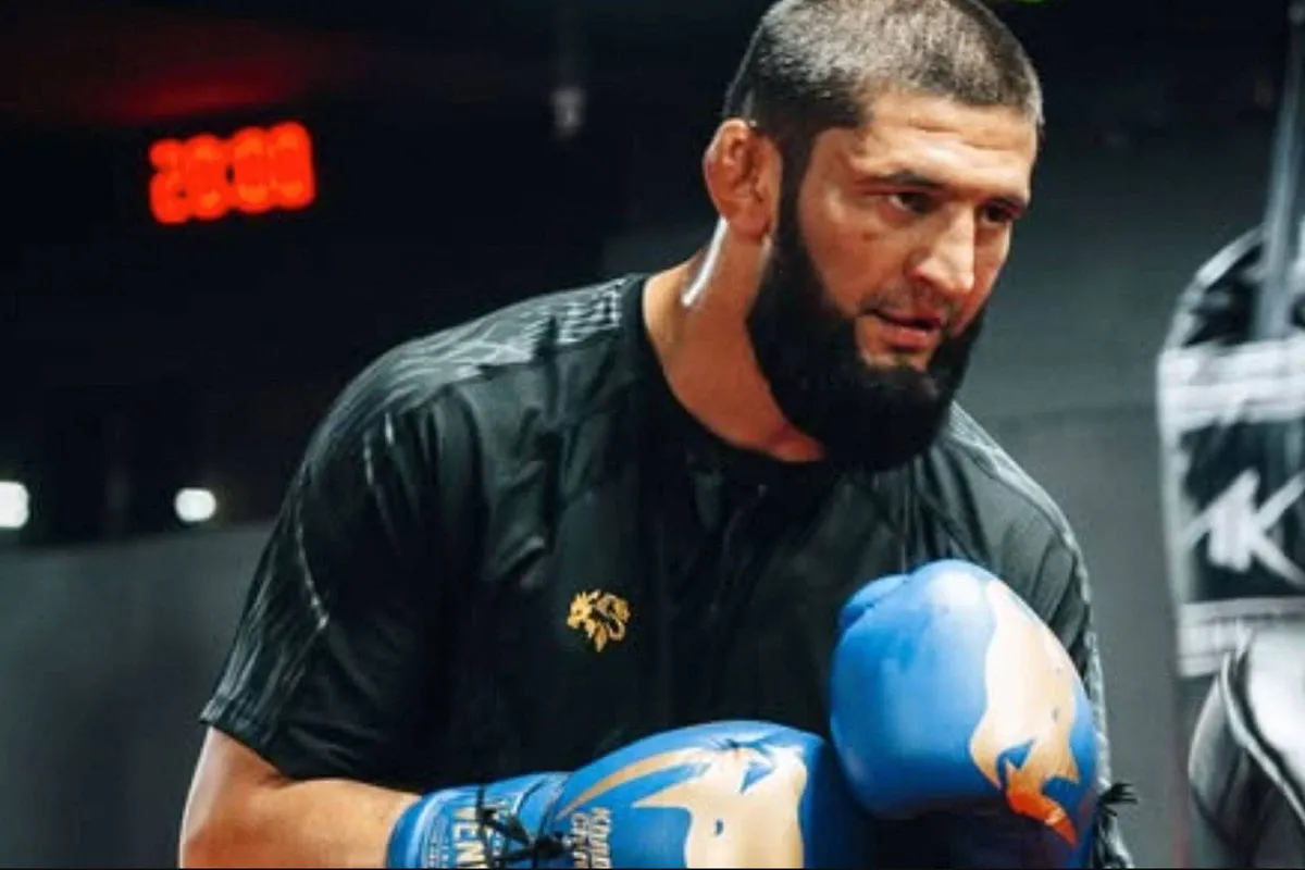 “Hij schopte me in de borst” – UFC-ster Chimaev gaat op Dubai Airport in de fout