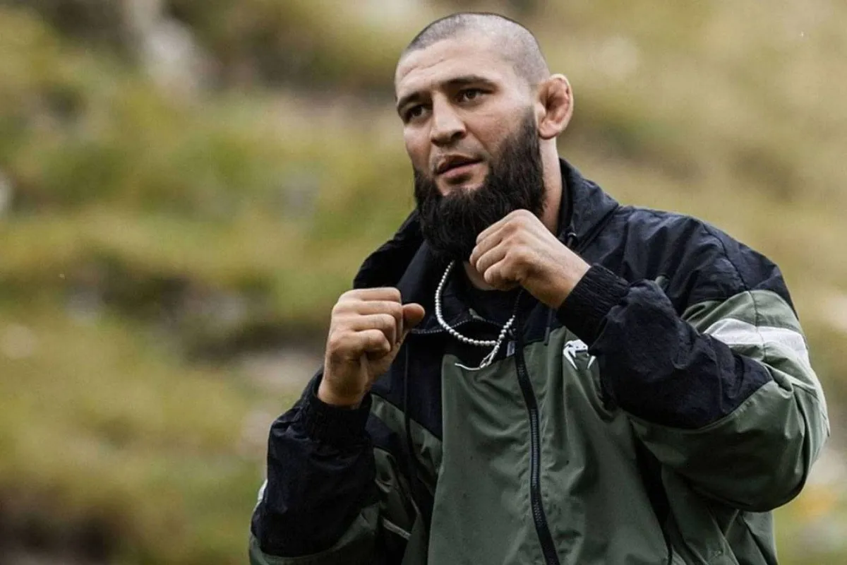 Kampioen Khamzat Chimaev verrast met opvallende training voor UFC-titelgevecht