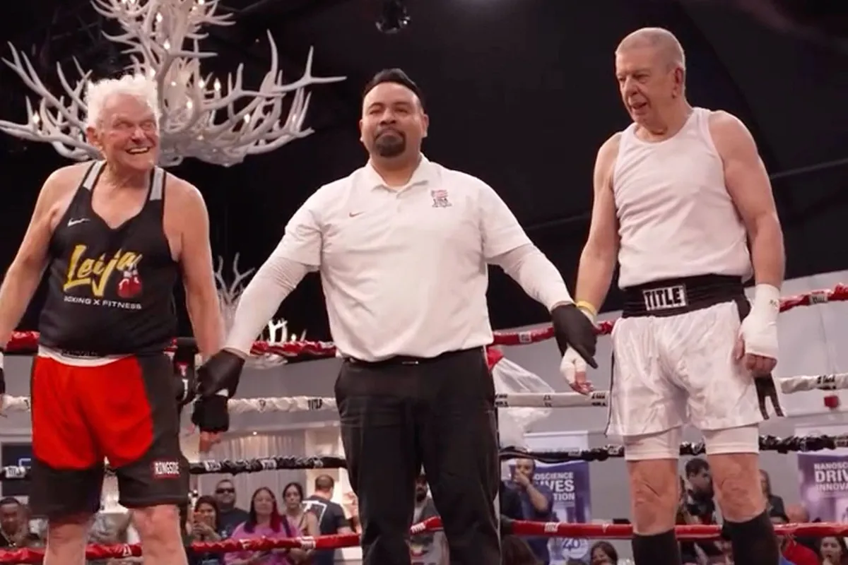 83-jarige boksers zorgen voor spektakel op toernooi: “Ze gaven elkaar niets cadeau”