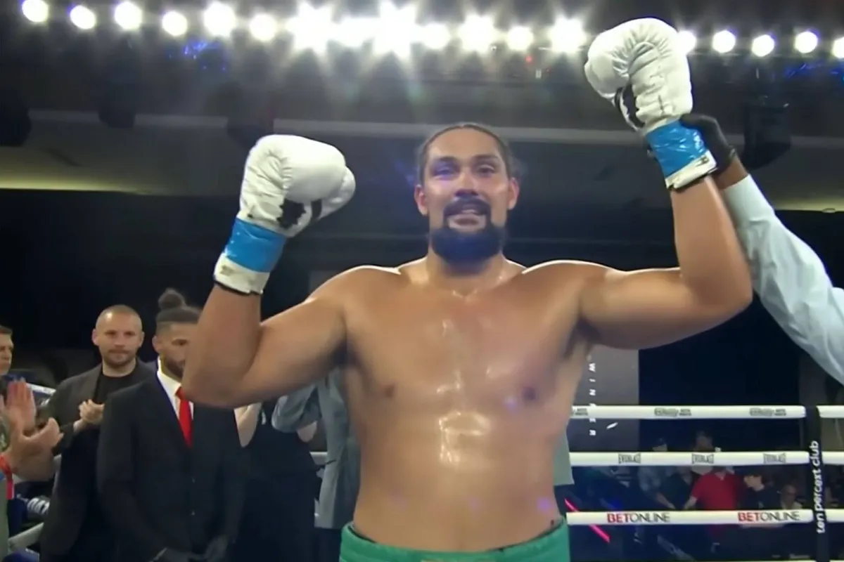 “Bokser met opvallende naam slaat toe”: sloopt tegenstander met één klap (video)