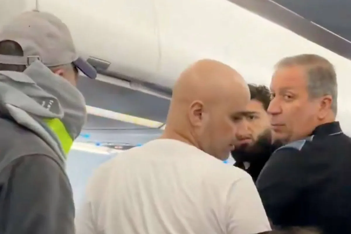 Bekende UFC-vechter uit vliegtuig gezet - video van incident gaat viraal