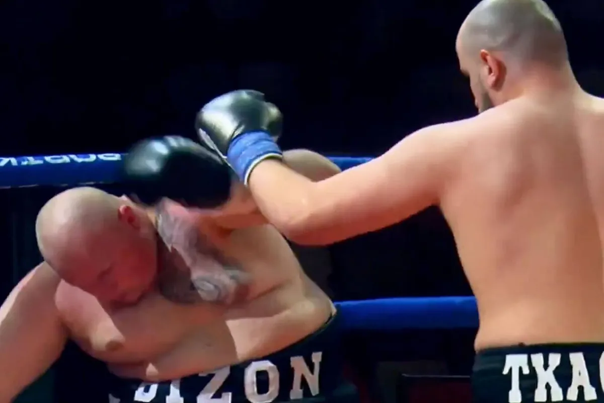 Scheidsrechter grijpt niet in en laat bokser zware klappen pakken – “Onbegrijpelijk”