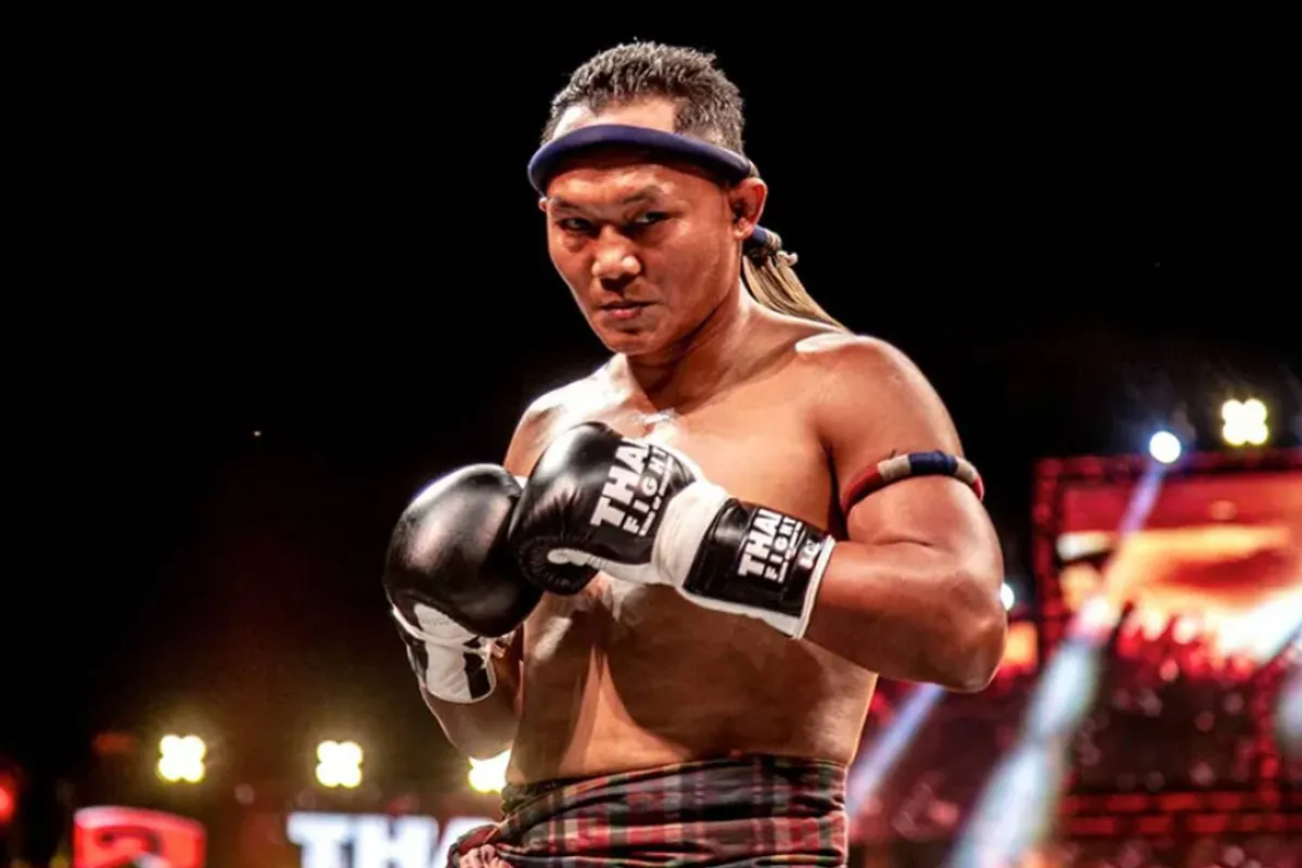Topvechter Saenchai (45) wint partij 379 met keiharde finish- “Niet te stoppen deze man”