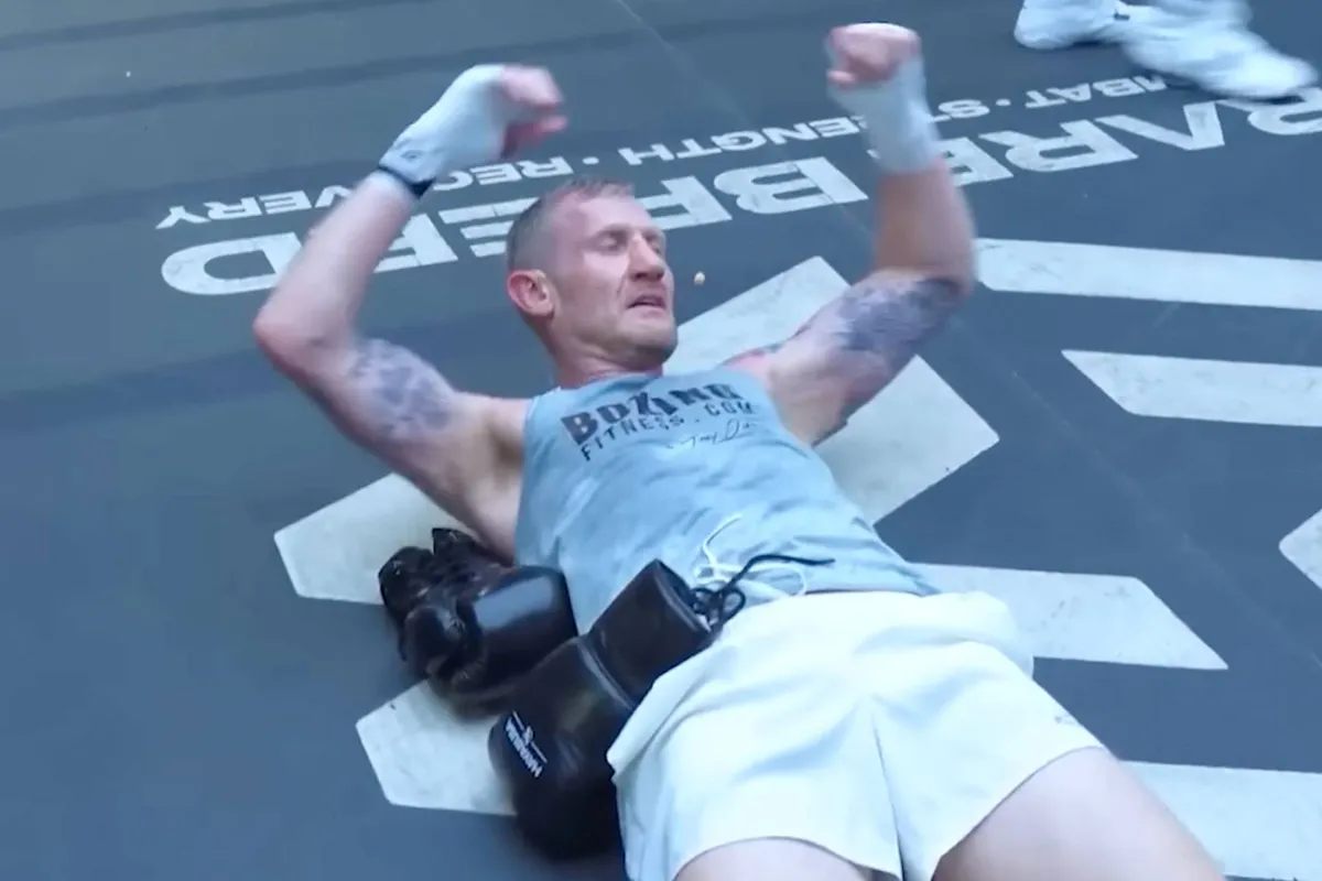 “Stop met klappen incasseren” – oud-bokser waarschuwt vechters boven de 40