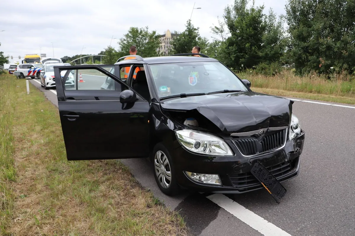 Kop-staartbotsing op toerit N261 bij Kaatsheuvel: één gewonde
