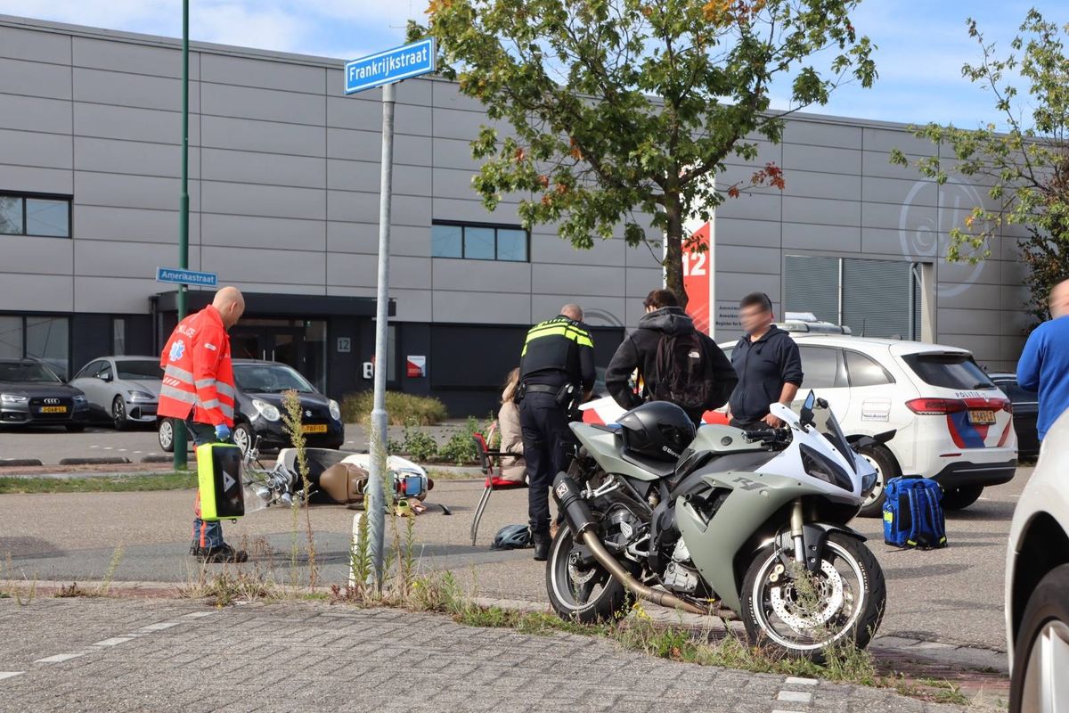 Motere en scooter botsen op kruising in Kaatsheuvel, moeder en kind naar ziekenhuis