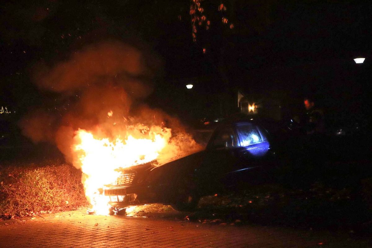 Brandweer rukt uit voor autobrand in Kaatsheuvel, politie onderzoekt brandstichting