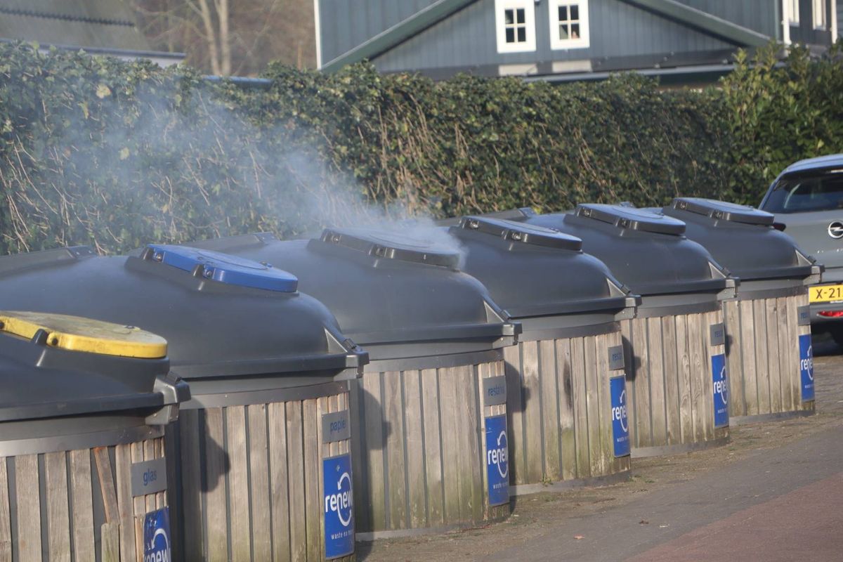 Brandweer blust containerbrand bij vakantiepark Landal Kaatsheuvel