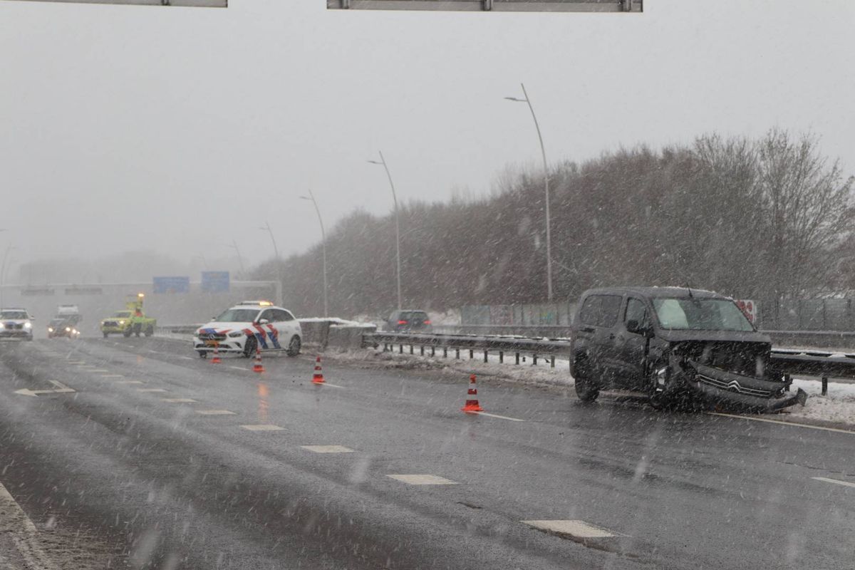 Auto’s belanden door sneeuw en gladheid in vangrail op Midden-Brabantweg