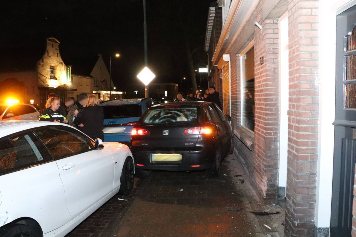 Geparkeerde auto’s en gevels zwaar beschadigd bij crash in de Gasthuisstraat Kaatsheuvel