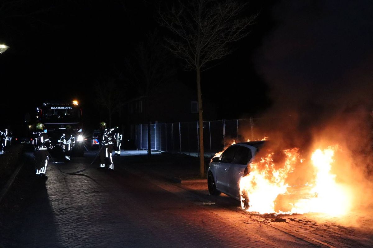 Voertuig volledig uitgebrand na brandstichting in Kaatsheuvel
