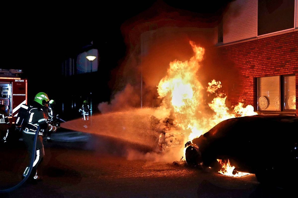 Autobrand in Kaatsheuvel verwoest twee voertuigen, politie vermoedt brandstichting