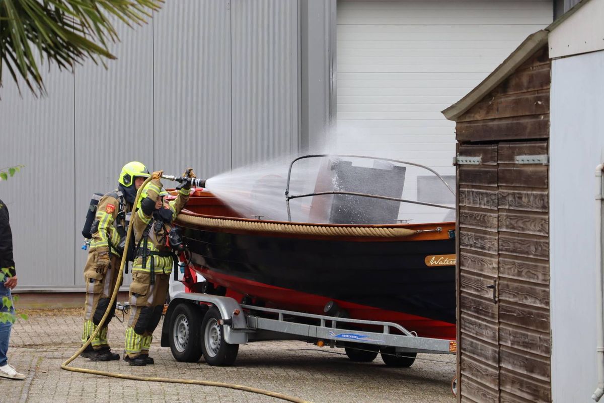 Sloep vat vlam tijdens werkzaamheden in Loon op Zand