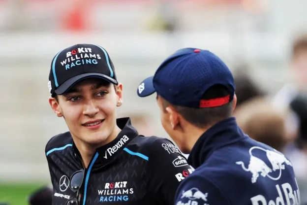 Russell moet zweten voor de winst in virtuele GP van Baku