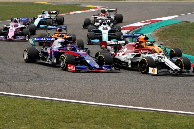 NB: 'Vraag mij af of Kvyat die drive-through penalty had gekregen in een Red Bull'