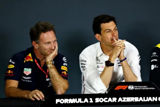 Wolff oneens met Horner: 'Ik vroeg waarom Max geen tweede stop heeft gemaakt'