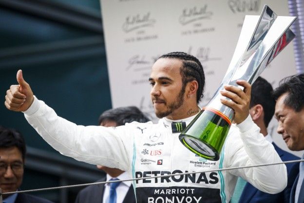 Mercedes prijst zich gelukkig in Monaco: 'Eén rondje langer en hij had niet gewonnen'