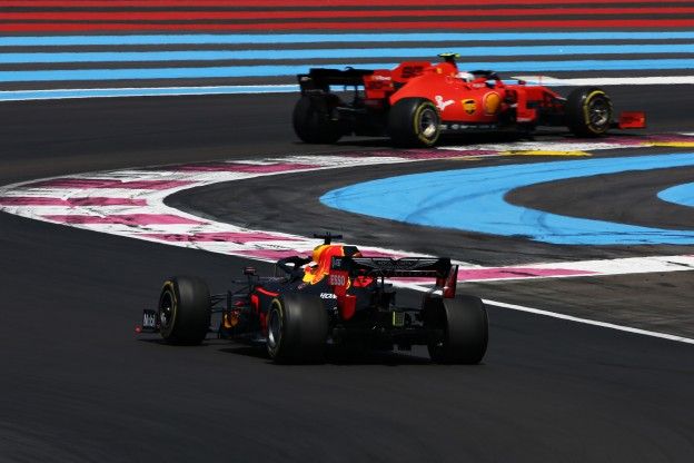 Ferrari kopieert Red Bull en experimenteert met dubbele turbo-uitlaat