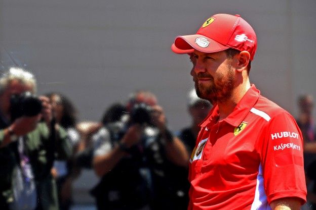 Vettel sluit 'lastige periode' af met overwinning: 'Verrast, maar vooral dankbaar'